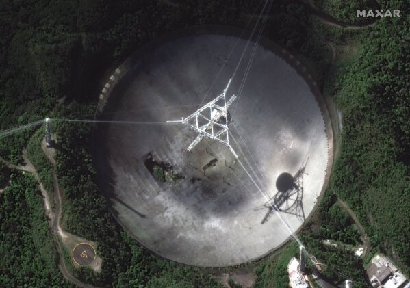 Huge Puerto Rico radio telescope already damaged collapses AP News